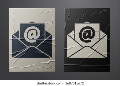 Icono de correo blanco y correo electrónico aislado en el fondo de papel arrugado. Símbolo de sobres e-mail. Signo de mensaje de correo electrónico. Estilo de arte de papel. Ilustración vectorial