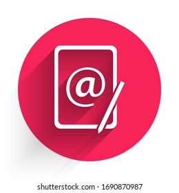 Un icono de correo blanco y correo electrónico aislado con una sombra larga. Símbolo de sobres e-mail. Signo de mensaje de correo electrónico. Botón de círculo rojo. Ilustración vectorial