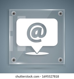 Icono de Correo blanco y correo electrónico aislado en fondo gris. Símbolo de sobres e-mail. Signo de mensaje de correo electrónico. Paneles de vidrio cuadrado. Ilustración vectorial