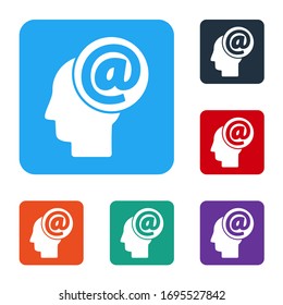 Icono de Correo blanco y correo electrónico aislado en fondo blanco. Símbolo de sobres e-mail. Signo de mensaje de correo electrónico. Establecer iconos en botones cuadrados de color. Ilustración vectorial