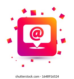 Icono de White Mail y e-mail sobre burbuja de voz aislado en fondo blanco. Símbolo de sobres e-mail. Signo de mensaje de correo electrónico. Botón Color cuadrado.  Ilustración vectorial
