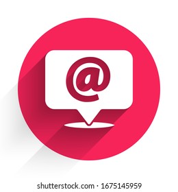 White Mail und E-Mail auf Sprache Blase Symbol einzeln auf lange Schatten. E-Mail mit Symbolen umschließen. E-Mail-Nachrichtenzeichen. Roter Kreis-Knopf. Vektorillustration-Illustration