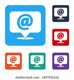 Icono de White Mail y e-mail sobre burbuja de voz aislado en fondo blanco. Símbolo de sobres e-mail. Signo de mensaje de correo electrónico. Establecer iconos en botones cuadrados de color. Ilustración vectorial