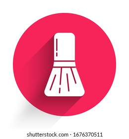 Icono de brocha de maquillaje blanco aislado con una sombra larga. Botón de círculo rojo.  Ilustración vectorial