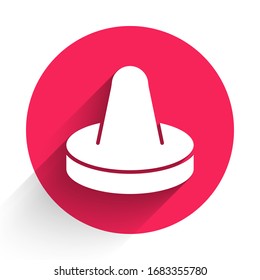 Mallet blanco y polla para jugar al hockey de aire icono aislado con una larga sombra. Botón de círculo rojo. Ilustración vectorial