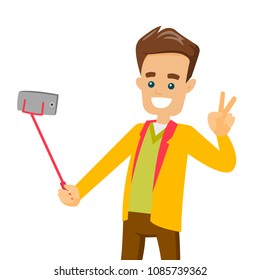 Un hombre blanco se hace selfie en su celular con un palo de selfie. Smartphone filmando una foto para las redes sociales. Ilustración de dibujos animados de vectores aislados en fondo blanco.
