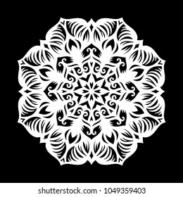 Mandala blanco. Patrón de ornamento redondo sobre fondo negro. Ilustración vectorial.