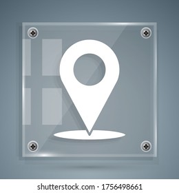 Icono de alfiler de mapa blanco aislado en fondo gris. Navegación, puntero, ubicación, mapa, gps, dirección, lugar, brújula, concepto de búsqueda. Paneles de vidrio cuadrado. Ilustración vectorial