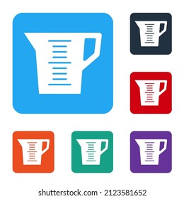 Tubo de medida blanca para medir el ícono de alimento seco y líquido aislado sobre fondo blanco. Un vaso de agua graduado de plástico con mango. Establezca iconos en los botones cuadrados de color. Vector