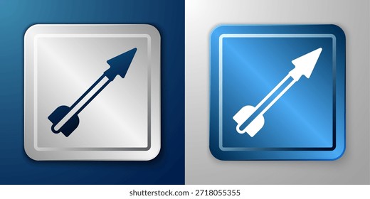 Icono de flecha medieval blanco aislado sobre fondo azul y gris. Arma medieval. Botón cuadrado plateado y azul. Vector