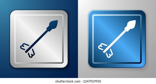 Icono de flechas medievales blancas aisladas en fondo azul y gris. arma medieval. Botón cuadrado plateado y azul. Vector
