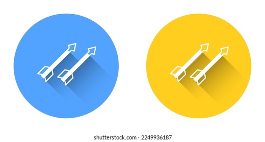 Icono de flechas medievales blancas aisladas con fondo de sombra larga. arma medieval. Botón Círculo. Vector
