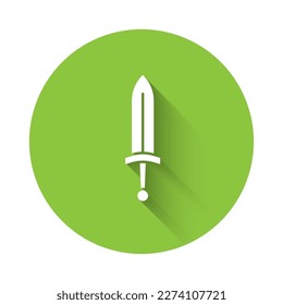 Icono de espada medieval blanca aislado con una sombra larga. arma medieval. Botón Círculo verde. Vector