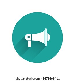 Weißes Megaphonsymbol einzeln auf langen Schatten. Lautes Speach Alarm Konzept. Bullhorn für Mundstück schreien Promotion. Grüner Kreis-Knopf. Vektorgrafik
