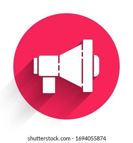 Weißes Megaphonsymbol einzeln auf langen Schatten. Lautes Speach Alarm Konzept. Bullhorn für Mundstück schreien Promotion. Roter Kreis-Knopf. Vektorillustration-Illustration