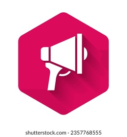 Icono de Megáfono blanco aislado con gran sombra. Firma del altavoz. Botón hexágono rosado. Vector
