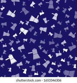 Icono del Megáfono blanco aislado sin fisuras en fondo azul. Signo del altavoz.  Ilustración vectorial