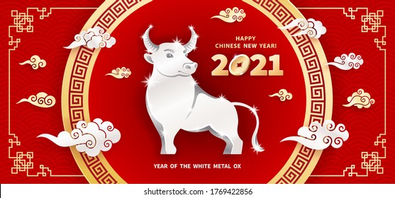 White Metal Ox es un símbolo del Año Nuevo Chino 2021. Ilustración vectorial festividad del signo zodiaco del toro metálico. Nubes doradas en un marco geométrico sobre un fondo rojo. El deseo de riqueza y suerte