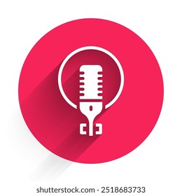 Icono blanco del micrófono aislado con el fondo largo de la sombra. Micrófono de micrófono de radio al aire. Signo del altavoz. Botón del círculo rojo. Vector