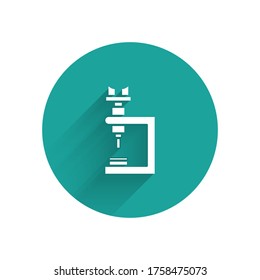 Icono de microscopio blanco aislado con sombra larga. Química, instrumento farmacéutico, herramienta de magnificación microbiológica. Botón Círculo verde. Ilustración vectorial