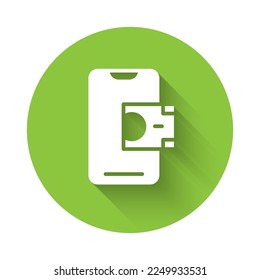 Icono de la banca móvil blanca aislado con una larga sombra. Transferir dinero a través de la banca móvil en la pantalla del teléfono móvil. Botón Círculo verde. Vector