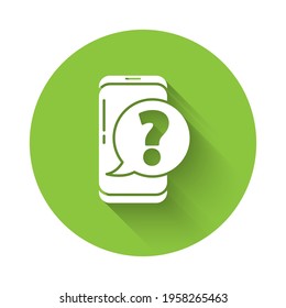 Teléfono móvil blanco con icono de preguntas aislado con una sombra larga. Botón Círculo verde. Ilustración vectorial