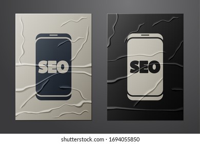 Icône de concept d'optimisation SEO du téléphone portable blanc isolée sur fond papier recouvert. Style papier. Illustration vectorielle
