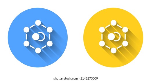 Icono de molécula blanca aislado con fondo de sombra larga. Estructura de moléculas en la química, profesores de ciencias afiche educativo innovador. Botón Círculo. Vector
