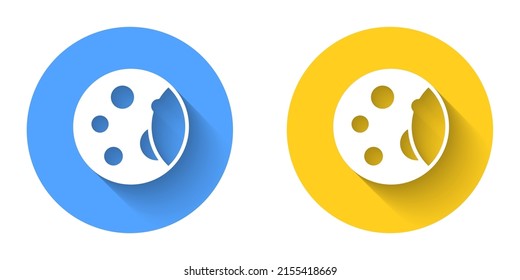 Icono de fases de la Luna Blanca aislado con fondo de sombra largo. Botón Círculo. Vector