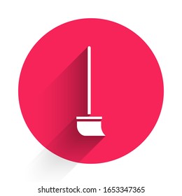 Icono de White Mop aislado con una sombra larga. El concepto de servicio de limpieza. Botón de círculo rojo.  Ilustración vectorial