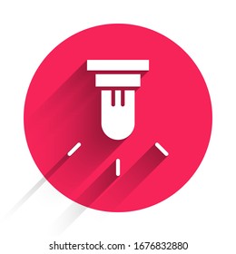 Icono del sensor de movimiento blanco aislado con una sombra larga. Botón de círculo rojo.  Ilustración vectorial