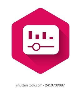 Icono de ecualizador de música blanca aislado con fondo de sombra larga. Ola sonora. Tecnología de ecualizador digital de audio, panel de consola, musical de pulso. Botón hexágono rosado. Vector