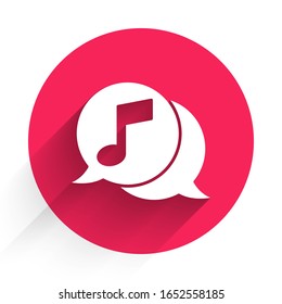 Nota musical blanca en el icono de burbuja del habla aislado con una sombra larga. Concepto musical y de sonido. Botón de círculo rojo.  Ilustración vectorial