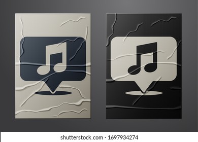 Nota musical blanca en el icono de burbuja del habla aislado en el fondo de papel desmitificado. Concepto musical y de sonido. Estilo de arte de papel. Ilustración vectorial