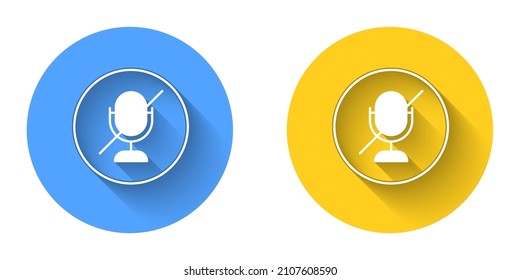 Icono de micrófono blanco silenciado aislado con fondo de sombra larga. El audio del micrófono se apagó. Botón Círculo. Vector
