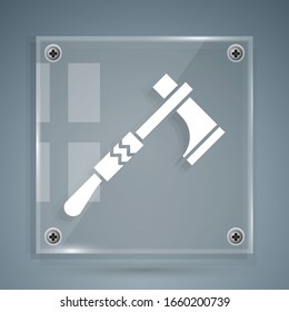 Icono del hacha nativa blanca aislado en fondo gris. Paneles de vidrio cuadrado. Ilustración vectorial