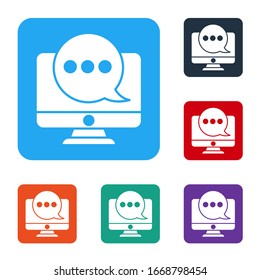 Nota de los mensajes de chat blanco Nuevo en el icono de monitor aislado en fondo blanco. Smartphone chateando mensajes sms palabras burbujas de voz. Establecer iconos en botones cuadrados de color. Ilustración vectorial