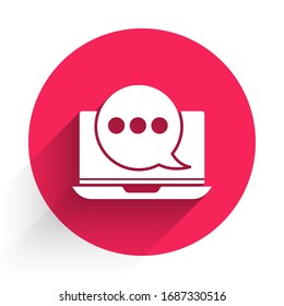 Notificación de mensajes de chat blanco Nuevo en el icono del portátil aislado con una sombra larga. Smartphone chateando mensajes sms palabras burbujas de voz. Botón de círculo rojo. Ilustración vectorial
