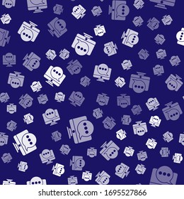 Nota de los mensajes de chat blanco Nuevo en el icono de monitor aislado sin problemas en el fondo azul. Smartphone chateando mensajes sms palabras burbujas de voz. Ilustración vectorial