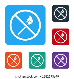 Icono de juego blanco sin fuego aislado en fondo blanco. No hay llama abierta. Se cruzó la partida en círculo. Establecer iconos en botones cuadrados de color. Ilustración vectorial