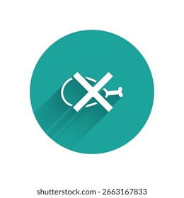 Blanco No hay icono de carne aislado con sombra larga. No se permite comida rápida - comida vegetariana. Botón de círculo verde. Vector