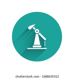 Weiße Ölpumpe oder Pump-Jack-Ikone einzeln mit langem Schatten. Ölbohrinsel Grüner Kreis-Knopf. Vektorillustration-Illustration