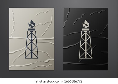 Plataforma de aceite blanco con icono de fuego aislado sobre fondo de papel desmitificado. Torre de gas. Objeto industrial. Estilo de arte de papel. Ilustración vectorial