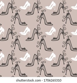 Weiße und offene schwarze Schuhe mit Blumen auf Beige. Vektorillustration-nahtloses Muster 