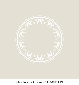 Weißes, ornamentales, kreisförmiges Muster auf hellem Hintergrund. Kartenvorlagendesign. Vektorgrafik.