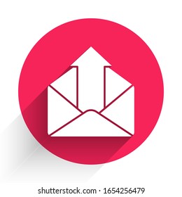 Icono de correo blanco saliente aislado con una sombra larga. Símbolo sobre. Signo de mensaje saliente. Botón de navegación de correo. Botón de círculo rojo.  Ilustración vectorial