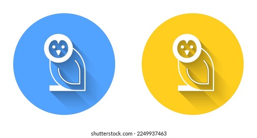 Icono de ave Lechuza Blanca aislado con fondo de sombra larga. Símbolo animal. Botón Círculo. Vector