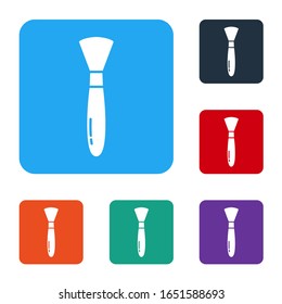 Icono de pincel blanco aislado en fondo blanco. Establecer iconos en botones cuadrados de color.  Ilustración vectorial