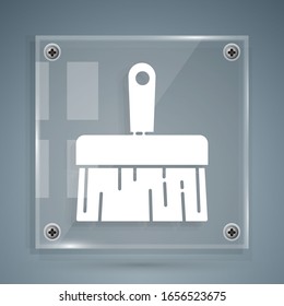 Icono de pincel blanco aislado en fondo gris. Paneles de vidrio cuadrado.  Ilustración vectorial