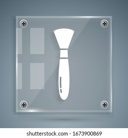 Icono de pincel blanco aislado en fondo gris. Paneles de vidrio cuadrado.  Ilustración vectorial